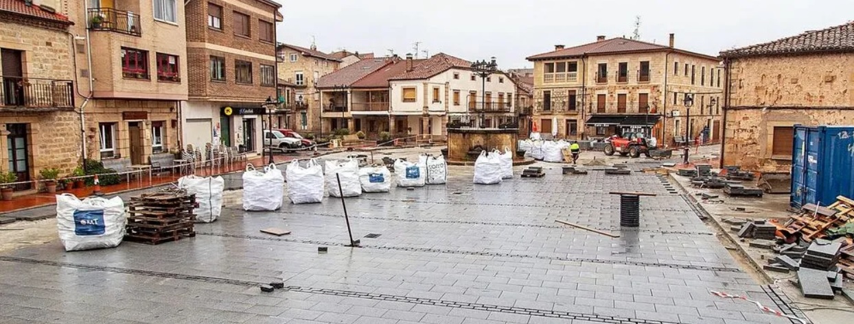 Estado actual de las obras en la Plaza Mayor de Palacios de la Sierra. - Foto: f2estudio